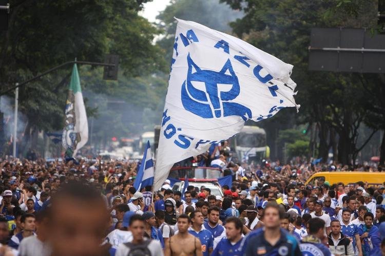 Depois de vencer o Vitria por 3 a 1 no Barrado, em Salvador, na noite de 13 de novembro de 2013, e confirmar o tricampeonato brasileiro, o Cruzeiro desembarcou em Confins numa quinta-feira e foi recebido por milhares de pessoas nas ruas de Belo Horizonte. O elenco desfilou em carro pela Avenida Antnio Carlos, pela Avenida Afonso Pena, no Centro, e foi em direo  sede do Barro Preto. Esta, sem dvida, foi a festa que envolveu o maior nmero de pessoas na capital mineira.