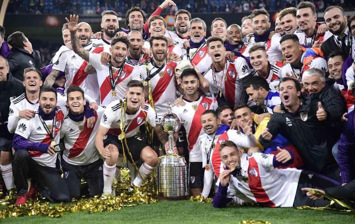 Depois da vitria por 3 a 1 sobre o Boca, jogadores do River Plate erguem a taa da Libertadores no Santiago Bernabu, em Madri, e fazem a festa com o tetracampeonato continental