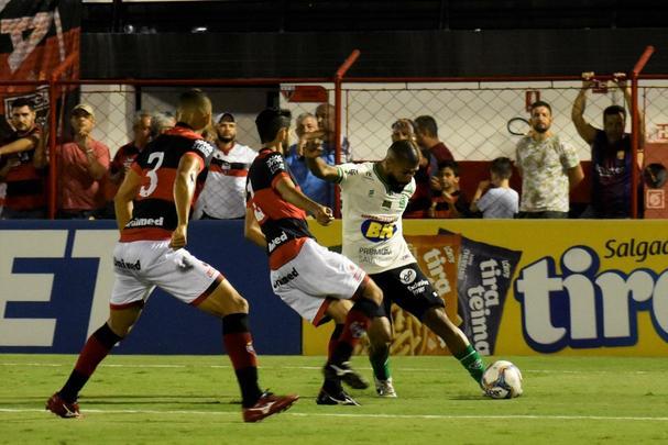 América arrancou empate dramático diante do Atlético-GO em Goiânia