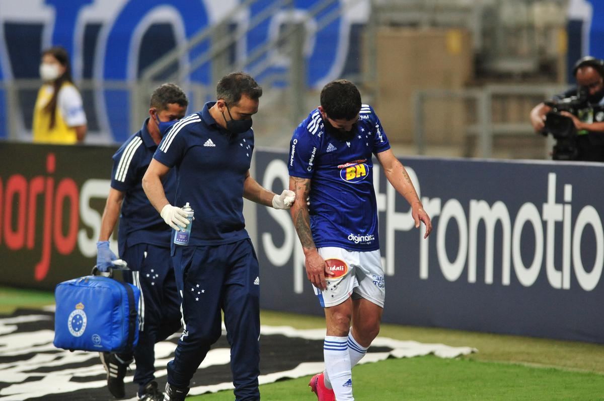 Fotos do jogo entre Cruzeiro e Ava, no Mineiro, pela 11 rodada da Srie B do Brasileiro