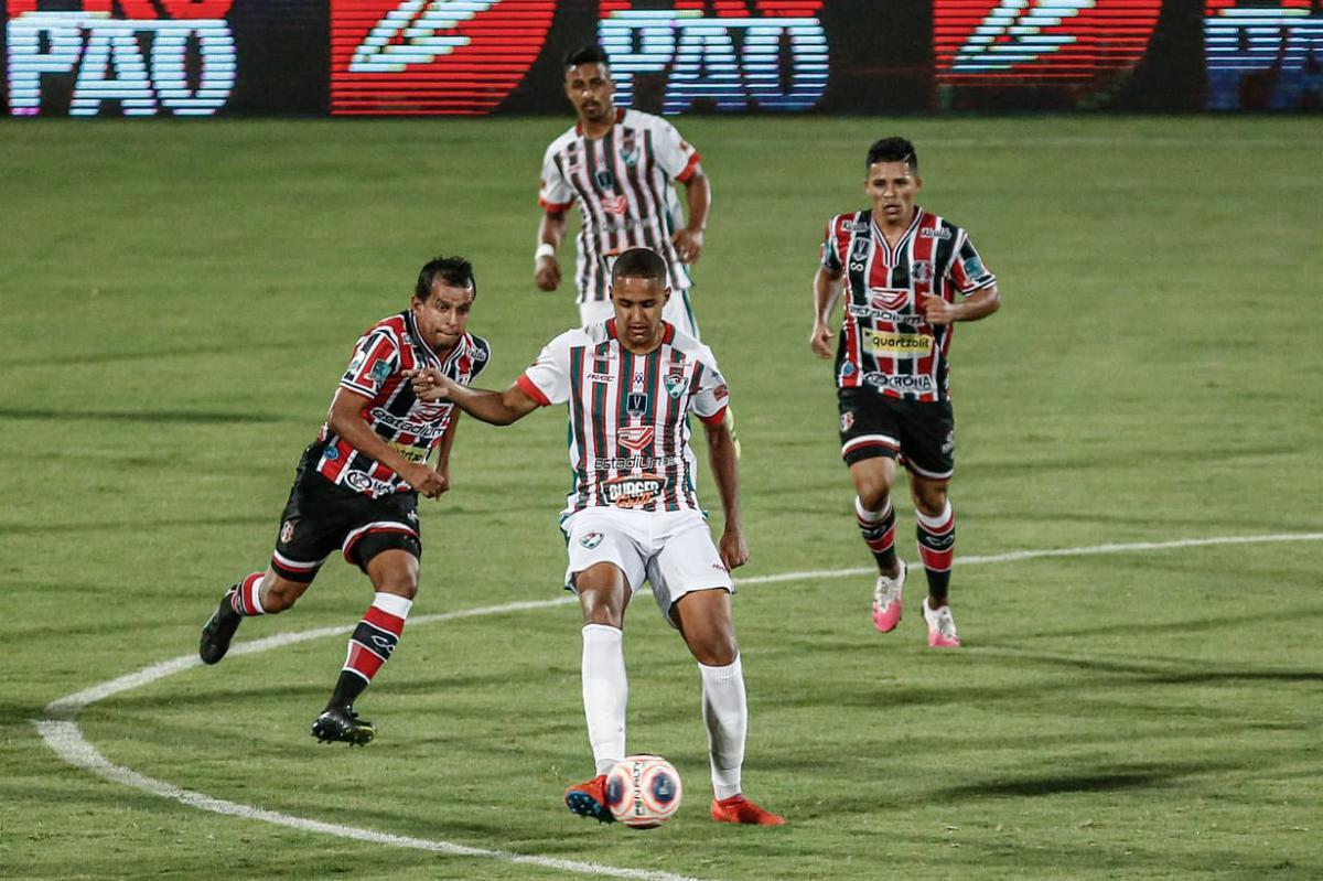 Primeiro tempo de jogo foi pegado, com chances para as duas equipes. O Salgueiro começou se lançando mais para o ataque, mas foram do Santa Cruz as melhores oportunidades. O time coral até balançou as redes, mas a arbitragem assinalou impedimento.