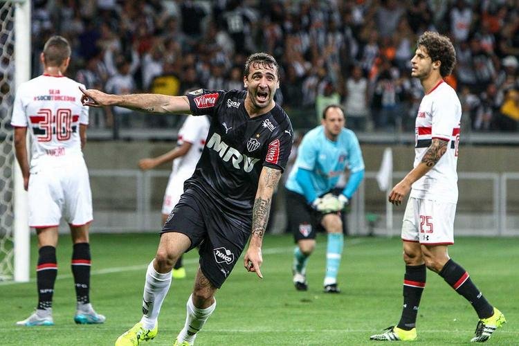 2 Lucas Pratto (foto) e Savarino - 12 gols