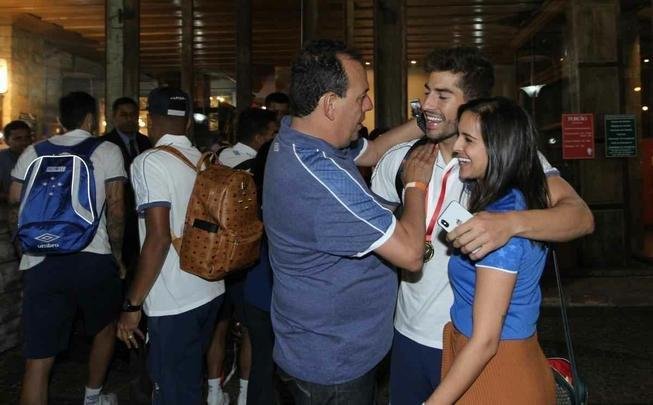 Jogadores do Cruzeiro se reuniram em churrascaria de Belo Horizonte para comemorar o título do Campeonato Mineiro