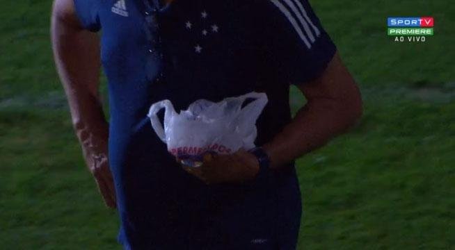 Preparador fsico Anselmo Sbragia, do Cruzeiro, jogou sal grosso no gramado do Mineiro antes da partida contra o Brasil de Pelotas, neste sbado, pela 26 rodada da Srie B