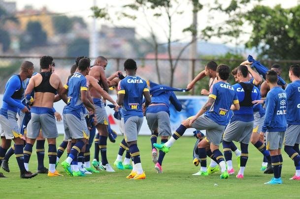 Rafael Marques treinou pela primeira vez na Toca da Raposa II como jogador do Cruzeiro: jogou futevlei, passou por batismo e depois trabalhou normalmente com bola