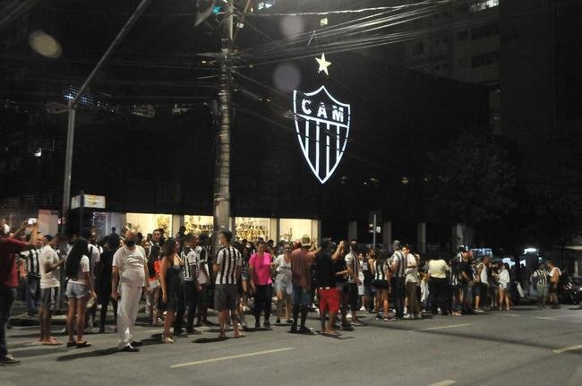 Festa da torcida do Atltico pela conquista do tricampeonato mineiro. Torcedores foram  sede do clube, em Lourdes, na regio Centro-Sul de BH, para celebrar a vitria sobre o Cruzeiro na final nica