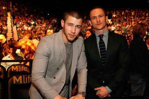 Astros presentes no UFC 196 - Cantor Nick Jones e o ator Jonathan Tucker 