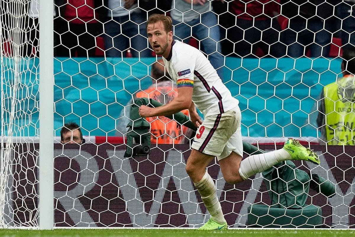 Fotos do gol de Harry Kane, da Inglaterra, sobre a Alemanha, em Wembley. Ingleses venceram por 2 a 0 e avanaram s quartas de final da Eurocopa