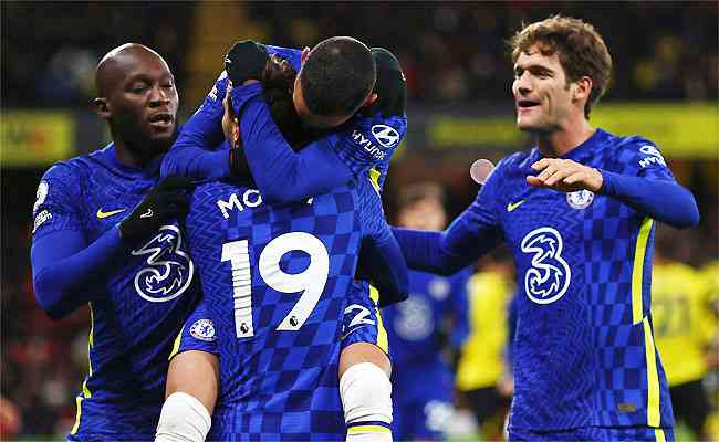 Ziyech festeja o segundo gol do Chelsea na vitória sobre o Watford: firme na liderança