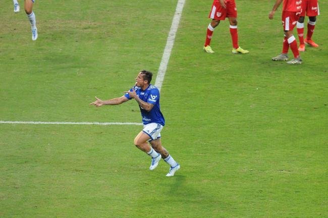 Fotos do jogo entre Cruzeiro e CRB, no Mineiro, em Belo Horizonte, pela 11 rodada da Srie B do Brasileiro