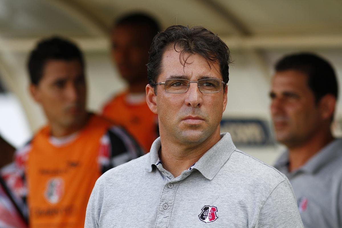 20 anos após a conquista do Estadual, Martelotte retornava ao Arruda, dessa vez como treinador. Ainda no início de sua carreira na área técnica, só havia treinado os inexpressivos Taubaté (2003) e Ituano (2012), além de um período como interino do Santos (2010-12). Chegava como aposta da diretoria para substituir Zé Teodoro.