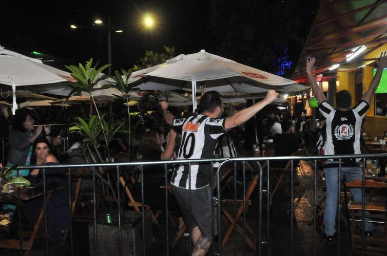 Atleticanos em bares na Savassi, em BH, durante a final da Copa do Brasil contra o Athletico-PR.