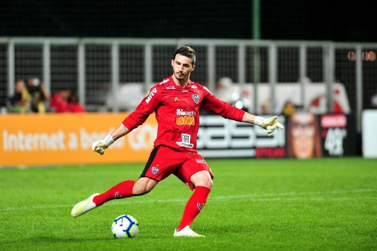 Cleiton - Formado nas categorias de base do Galo, Cleiton fez os primeiros treinos no profissional em 2013. Porm, s estreou em 2017, na vitria alvinegra por 1 a 0 sobre a Chapecoense, no Campeonato Brasileiro daquele ano. Em julho deste ano, aos 22, Cleiton assumiu a titularidade, aps Victor ficar afastado por conta de uma tendinite no joelho esquerdo. O arqueiro mostrou segurana e chegou a ficar quatro jogos seguidos sem ser vazado. A convocao para a Seleo Brasileira Olmpica - que o far desfalcar o Atltico - juntamente com a indefinio sobre o retorno de Victor foram fatores determinantes para a chegada de Wilson ao elenco atleticano. Como profissional, Cleiton foi campeo mineiro em 2015 e 2017.