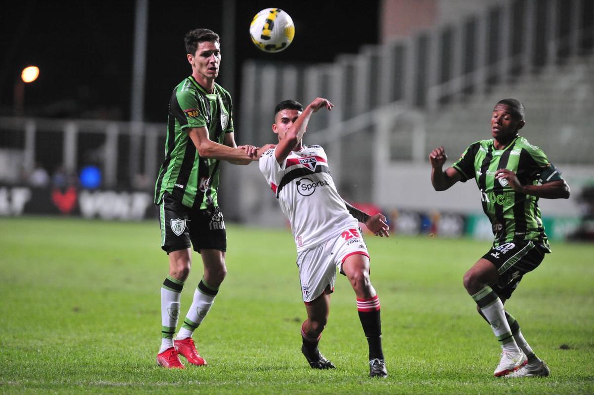 Fotos da partida entre Amrica e So Paulo, nesta quinta-feira (18), no Independncia, em Belo Horizonte, pelas quartas de final da Copa do Brasil.