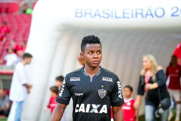 Galo derrotou Internacional no Beira-Rio com gols de Cazares e Terans; D'Alessandro descontou de pênalti