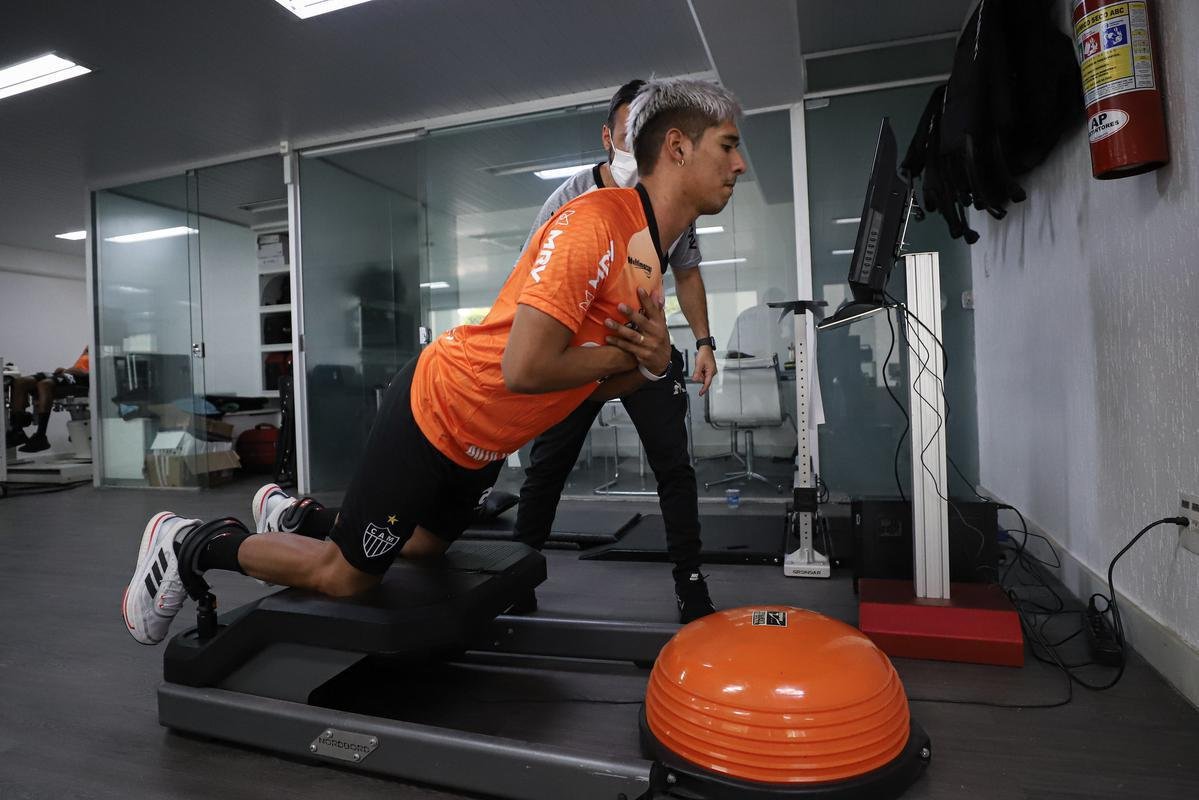 Nesta tera-feira (18), o Atltico realizou o segundo dia de trabalhos na pr-temporada 2022. Novamente com trabalhos fsicos, os atletas fizeram atividades na academia e tambm de corrida nos campos da Cidade do Galo, em Vespasiano. Ausncia, o atacante Jefferson Savarino busca solucionar burocracias para retornar da Venezuela e se juntar ao grupo alvinegro.