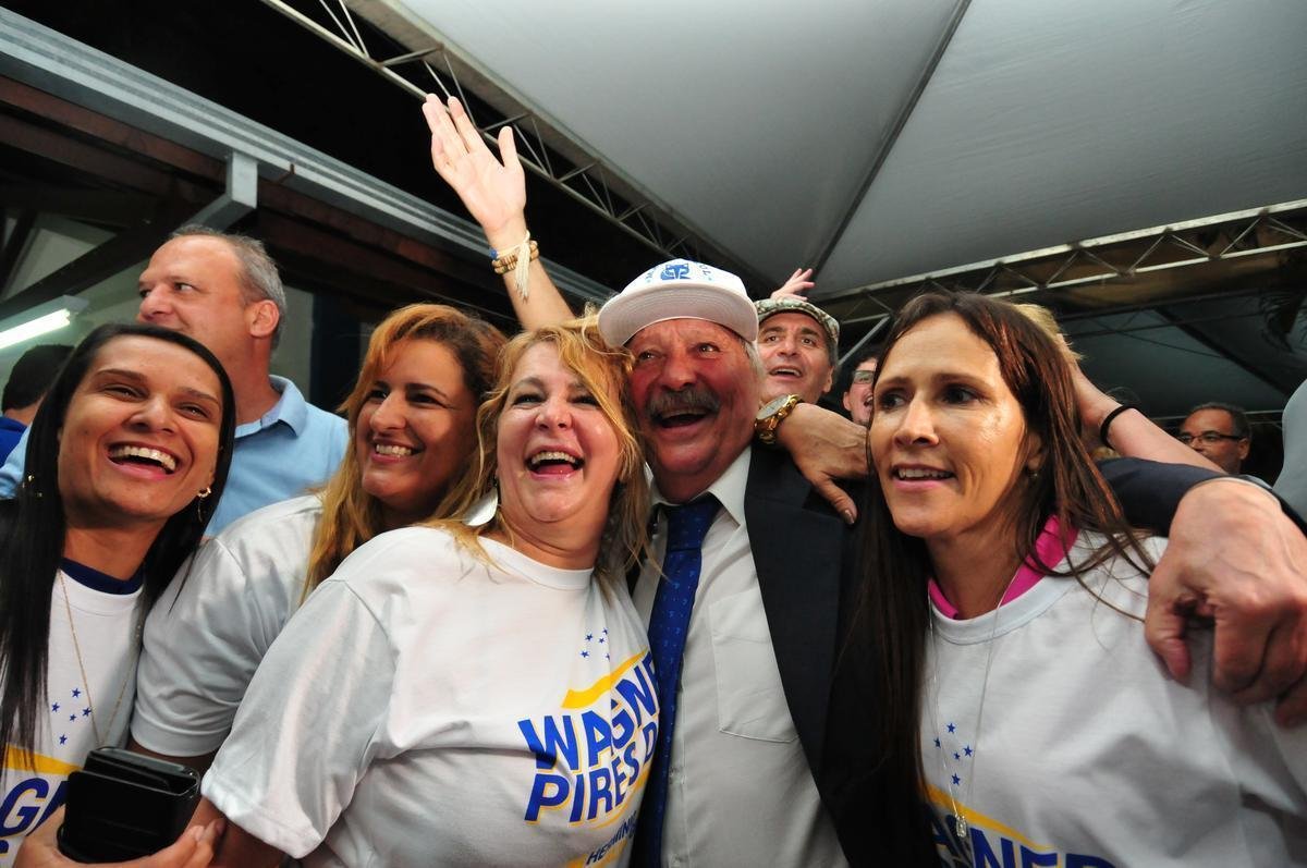 Wagner Pires de S venceu eleio com 235 votos e  o novo presidente do Cruzeiro. Ele comendar o clube no trinio 2018, 2019 e 2020. Srgio Santos Rodrigues, apoiado por Zez Perrella, ficou com 200 votos no pleito.