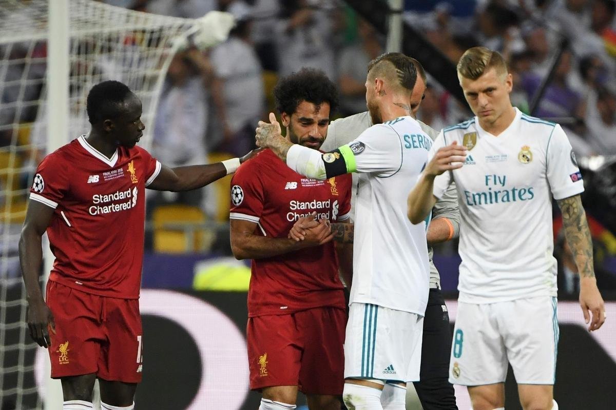 Salah, do Liverpool, sofreu falta de Sergio Ramos, machucou ombro esquerdo e deixou a final no primeiro tempo