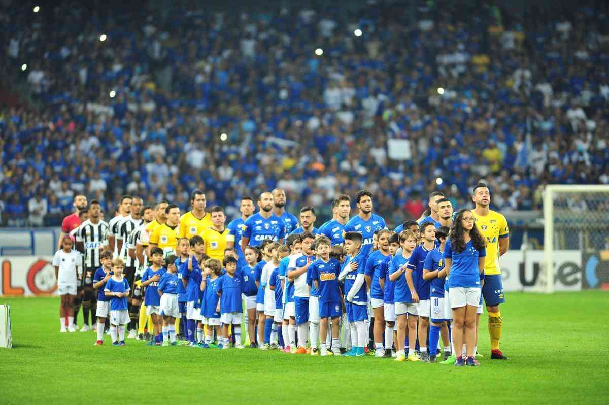 Fotos do primeiro tempo, no Mineiro; Thiago Neves abriu o placar para o Cruzeiro, e Gabriel Barbosa empatou para o Santos