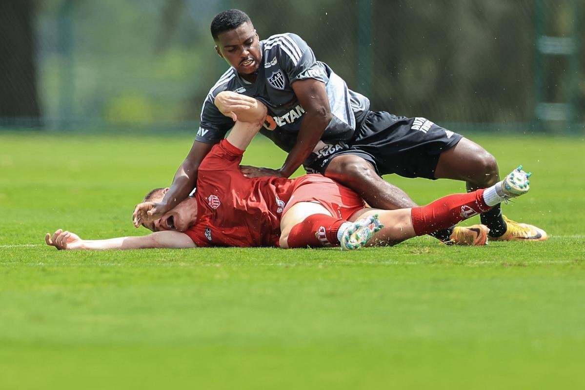 No primeiro jogo-treino, Atltico empatou com o Villa Nova por 1 a 1. Hulk marcou pelo Galo.