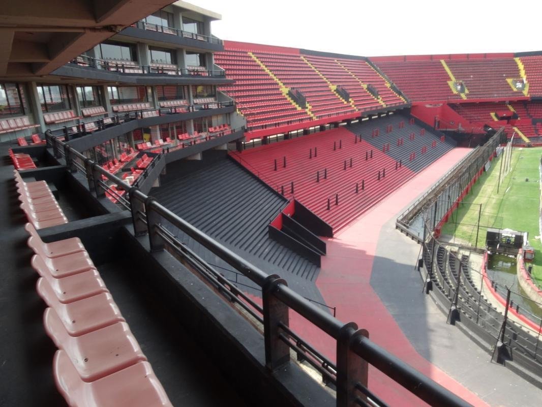 Construdo em 1946, o Cemitrio de Elefantes foi onde o Coln venceu o Santos de Pel, a Seleo Argentina, o Pearol, ento campeo mundial, e os poderosos River Plate e Boca Juniors