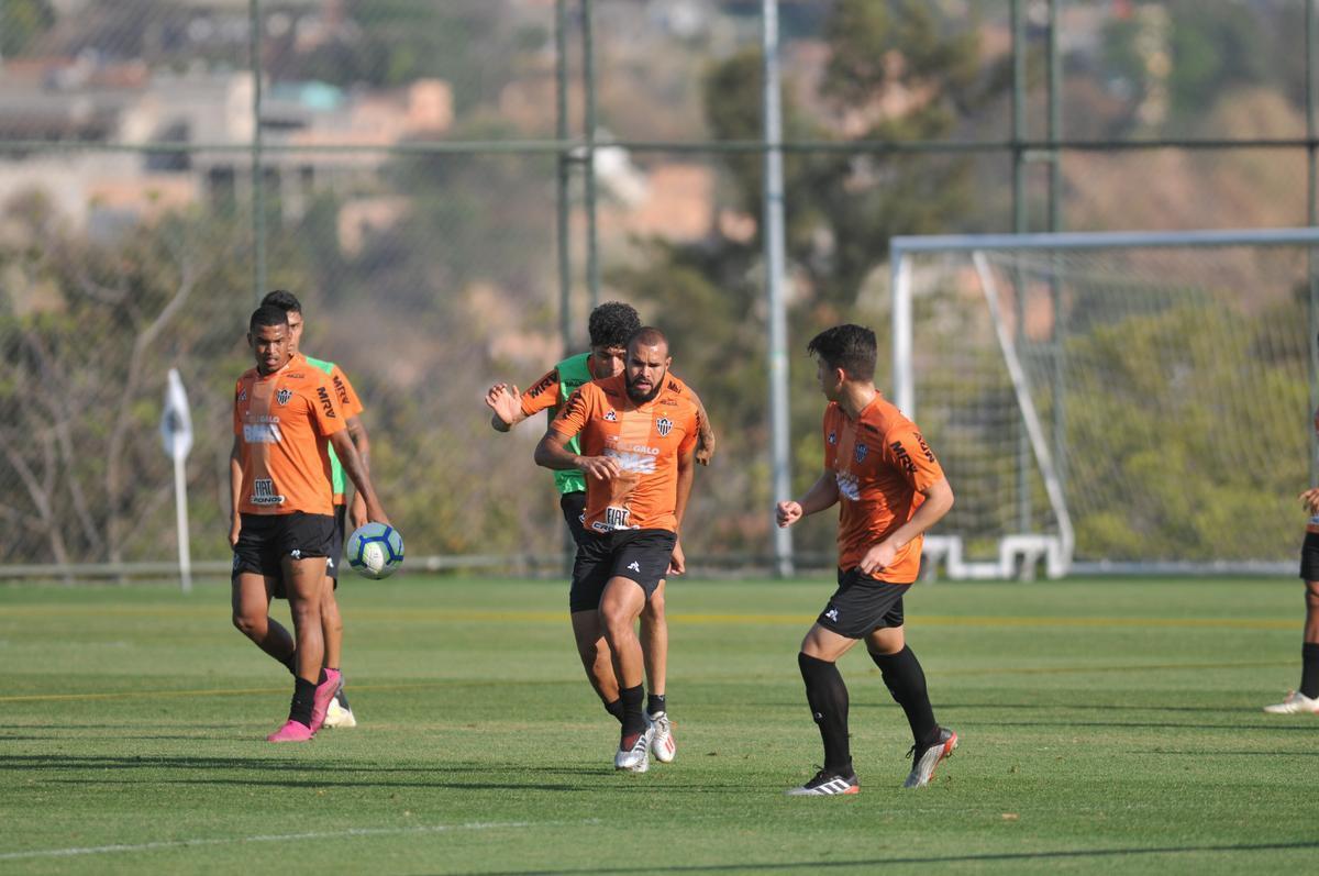 Tarde na Cidade do Galo teve entrevista de Di Santo, pronunciamento de Rui Costa e treino