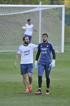 Seleo Argentina treinou nesta tera na Cidade do Galo com Lionel Messi. O craque cobrou faltas, afiou a pontaria e, em seguida, deixou a atividade mais cedo para se poupar. Na parte final, o tcnico Bauza orientou um trabalho em campo reduzido