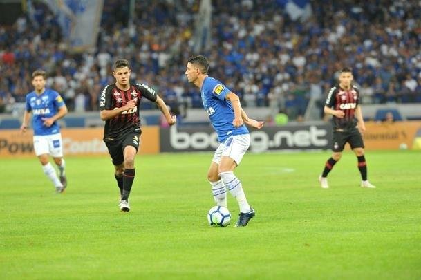 Lances do primeiro tempo da partida entre Cruzeiro e Atltico-PR, no Mineiro, pelas oitavas de final da Copa do Brasil