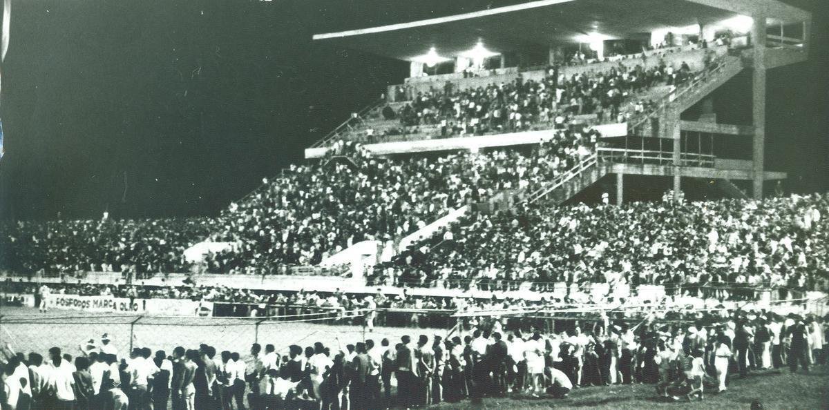 De 1965 a 1970, o estádio passou a receber as primeiras arquibancadas. Desde a estrutura de madeira até a alvenaria, com apoio da doação sobretudo de torcedores do clube. Na foto, o crescimento do setor de cadeiras e tribunas de honra, em 1969.