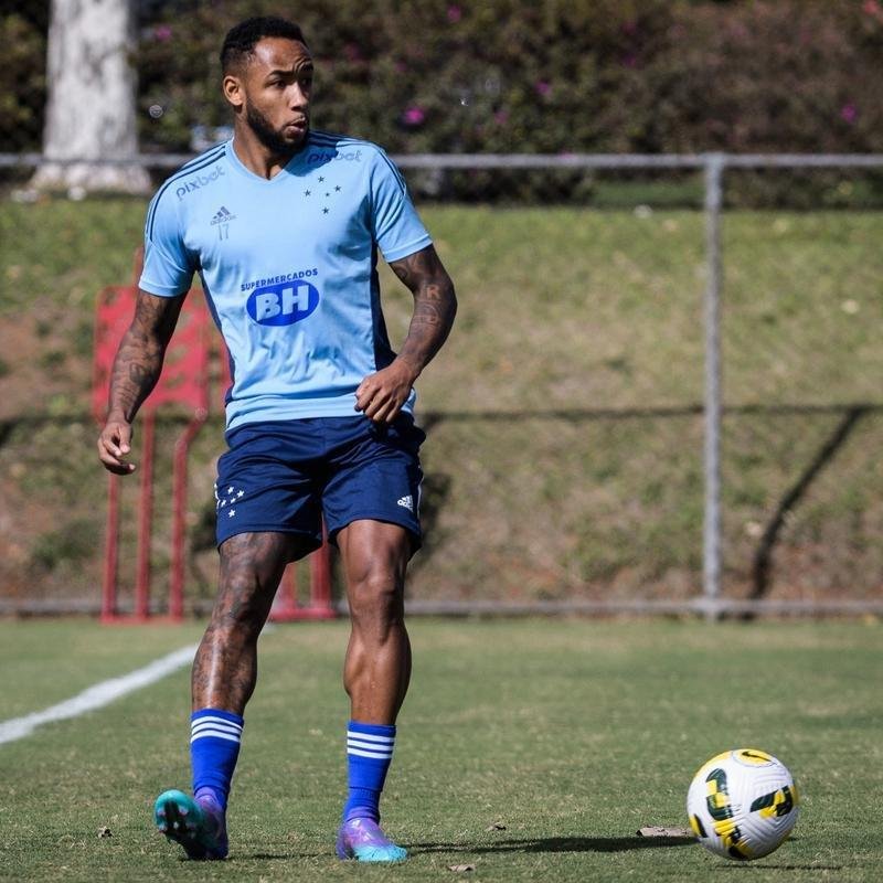 Fotos do treino do Cruzeiro neste domingo, na Toca da Raposa II. As novidades foram as presenas do atacante Rafa Silva, recuperado de incmodo no p direito, e dos recm-contratados Luis Felipe (zagueiro, ex-PSV da Holanda) e Bruno Rodrigues (atacante, ex-Famalico de Portugal)