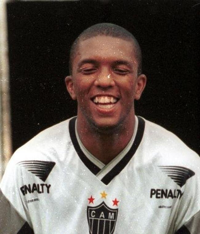 1998 - Hernani marcou quatro gols na goleada por 5 a 1 sobre o Nacional, de Uberaba, pelo Campeonato Mineiro