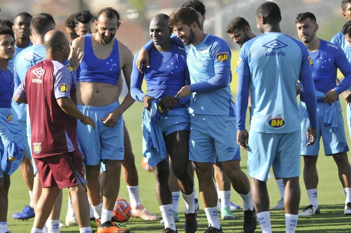 Treino do Cruzeiro nesta segunda marcou o batismo do colombiano Luis Orejuela, reforo para 2019