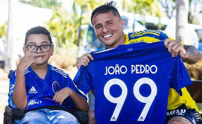 João Pedro Teixeira (e) visitou o centro de treinamento do Cruzeiro nesta terça-feira (19) e foi presenteado por Edu (d)