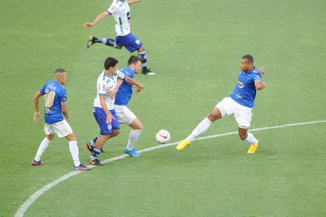 Cruzeiro goleou URT por 3 a 0 no Independncia com gols de Thiago, Machado e Edu em sua estreia no Mineiro. Ronaldo, dono da SAF, assistiu  partida no Horto. Duelo marcou estreia do tcnico uruguaio Paulo Pezzolano
