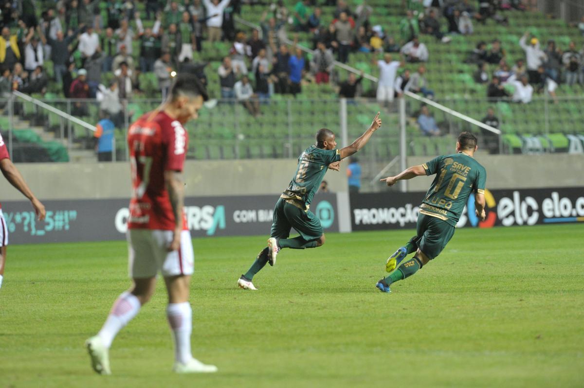 Juninho abriu o placar para o America com um golao, em chute de fora da rea: 1 a 0