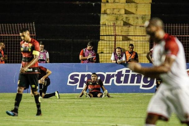 No segundo tempo, o Sport ainda ampliou o placar com Jean Patrick. Porém, com a expulsão do capitão Sander, o Imperatriz tomou a iniciativa do jogo e chegou ao empate com dois gols de Cesinha.