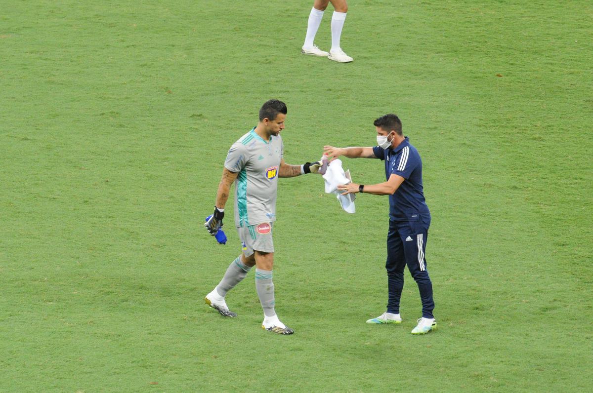 Jogadores do Cruzeiro deixam campo cabisbaixos aps derrota para o Sampaio Corra por 2 a 1