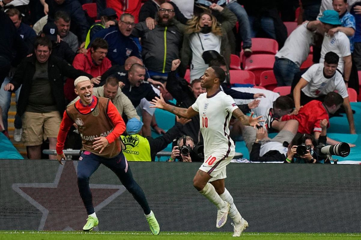 Fotos do gol de Sterling, da Inglaterra, sobre a Alemanha, em Wembley. Ingleses venceram por 2 a 0 e avanaram s quartas de final da Eurocopa