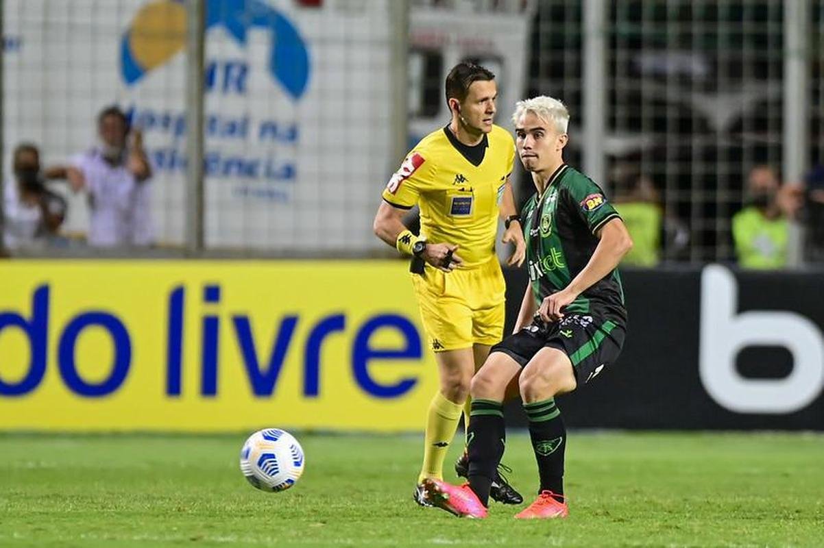 O volante Zé Ricardo tem contrato com o América até o fim de 2022 e está nos planos do clube para a próxima temporada.