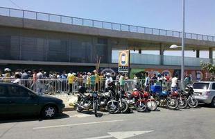 Torcedores formaram fila desde a manh desta segunda no Mineiro