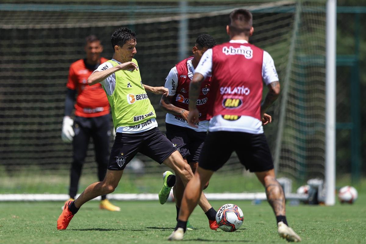 Treino do Atlético em campo. Jogadores fizeram atividade pela manhã no gramado. No período da tarde, trabalho foi na academia