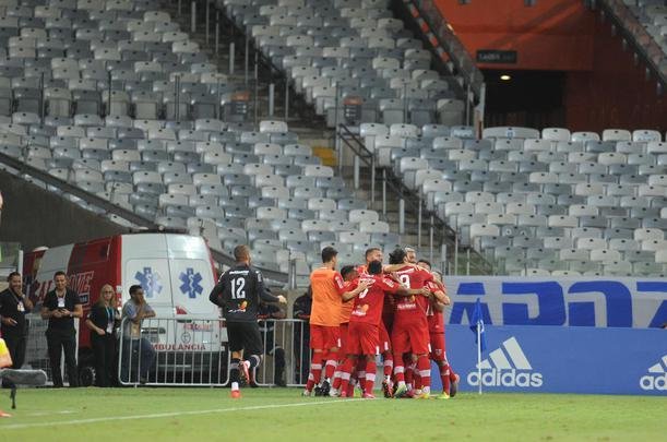 Revs por 2 a 0 para o CRB frustrou torcida do Cruzeiro no Mineiro