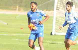 Cruzeiro fez nesta segunda-feira  tarde, na Toca da Raposa II, o ltimo treino em Belo Horizonte antes da partida contra o Internacional, quarta, no Beira-Rio, pela semifinal da Copa do Brasil. O tcnico Rogrio Ceni deve escalar Fbio; Edilson, Ded, Fabrcio Bruno (Leo) e Egdio (Dod); Henrique e Robinho; Marquinhos Gabriel; Thiago Neves e David; Pedro Rocha. Servindo  Seleo Colombiana, Orejuela est fora do jogo.