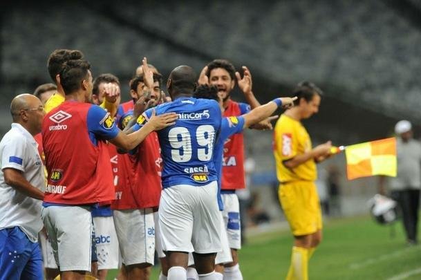 Em jogo com grande atuao do goleiro Fbio, Cruzeiro derrotou Santos de virada, por 2 a 1, com gols de Sass e Raniel; Gabriel Barbosa marcou para o Peixe, no Mineiro, pela 26 rodada do Brasileiro