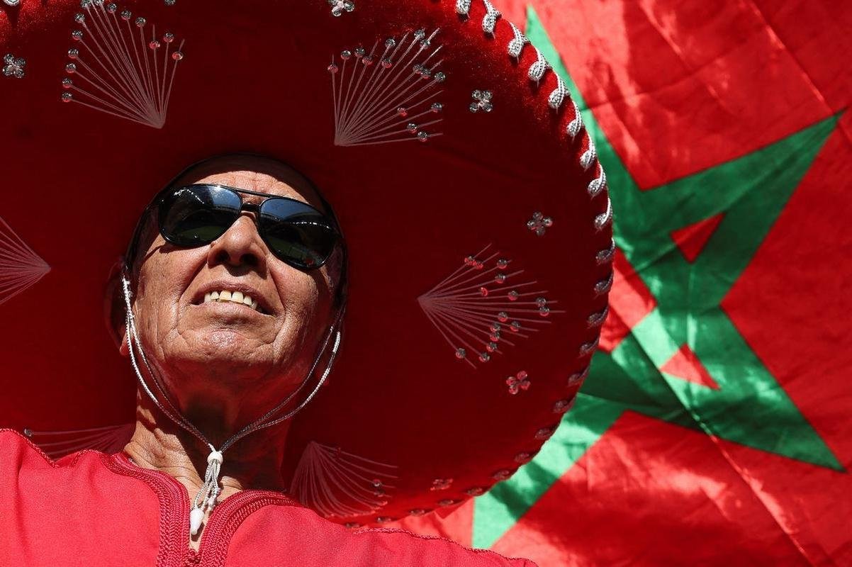 Torcedores de Marrocos e Crocia nas arquibancadas do Estdio Al-Bayt, em Al Khor 