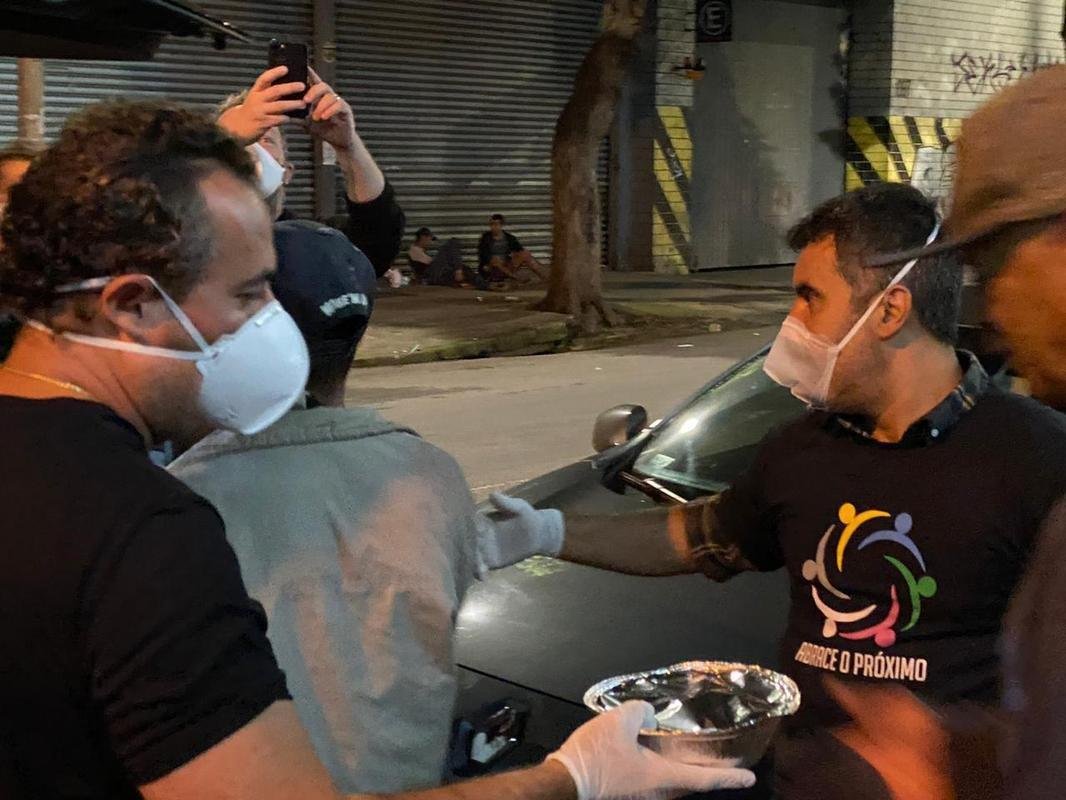 
Alexandre Mattos e Clube do Chef doaram 530 marmitas para pessoas em situao de rua