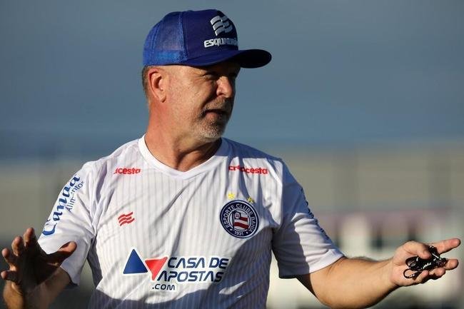 O t�cnico Mano Menezes come�ou a temporada sem clube, ap�s demiss�o do Palmeiras em dezembro de 2019. Em 08 de setembro de 2020, acertou com o Bahia, mas foi demitido no dia 20 de dezembro, ap�s a derrota para o Flamengo. Ao todo, foram 24 jogos � frente da equipe, com oito vit�rias, dois empates e 14 derrotas.  
