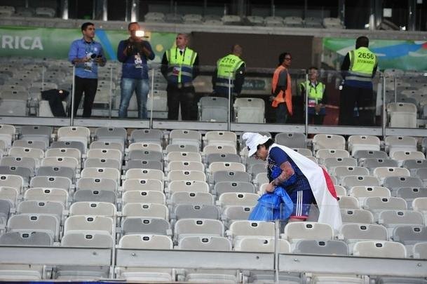Depois do empate entre Japo e Equador, por 1 a 1, pela Copa Amrica, um torcedor japons deu um bom exemplo aos brasileiros. Com pacincia, ele recolheu lixo em vrios pontos do setor em que se encontrava no Mineiro. Na Copa de 2014, no Brasil, os nipnicos j haviam mostrado civilidade ao mundo ao limpar arquibancadas e vestirios dos estdios.
