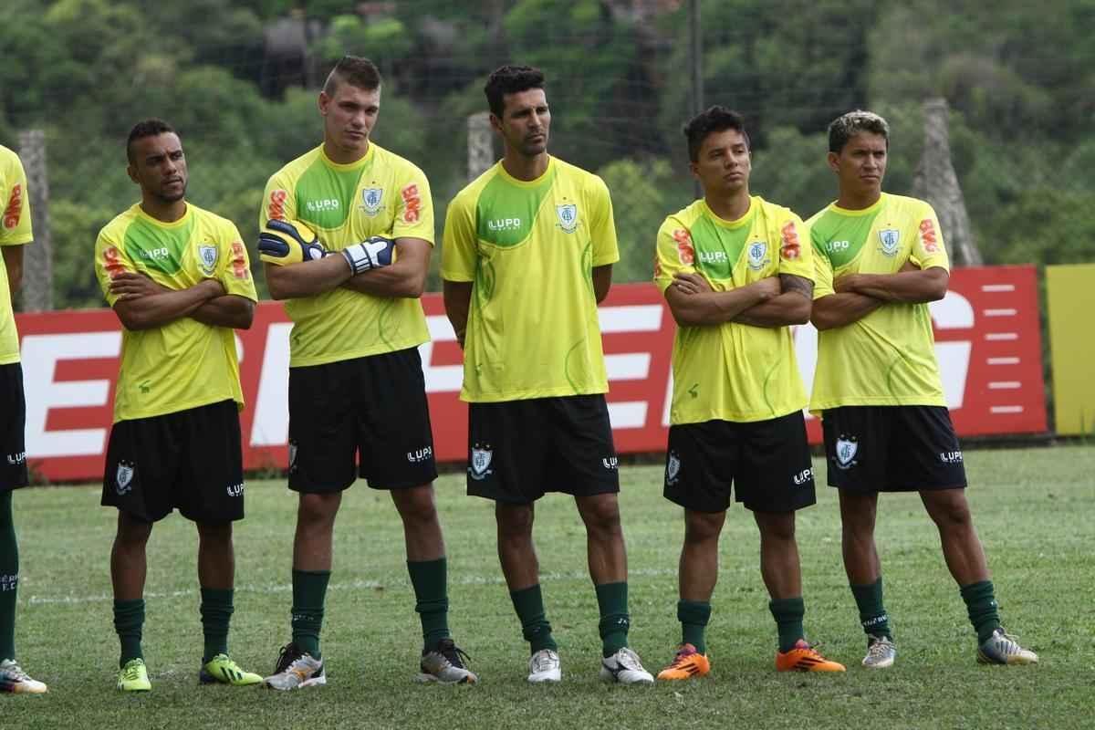 O elenco do Amrica se reapresentou para a temporada 2015 na tarde desta segunda-feira, no CT Lanna Drumond. Depois de reunio com integrantes do conselho de administrao, os jogadores foram para um campo secundrio, onde realizaram o primeiro trabalho com bola. O gramado principal passa por reformas.