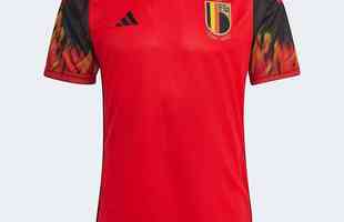 A camisa I da Blgica para a Copa do Mundo  vermelha e foi produzida pela Adidas